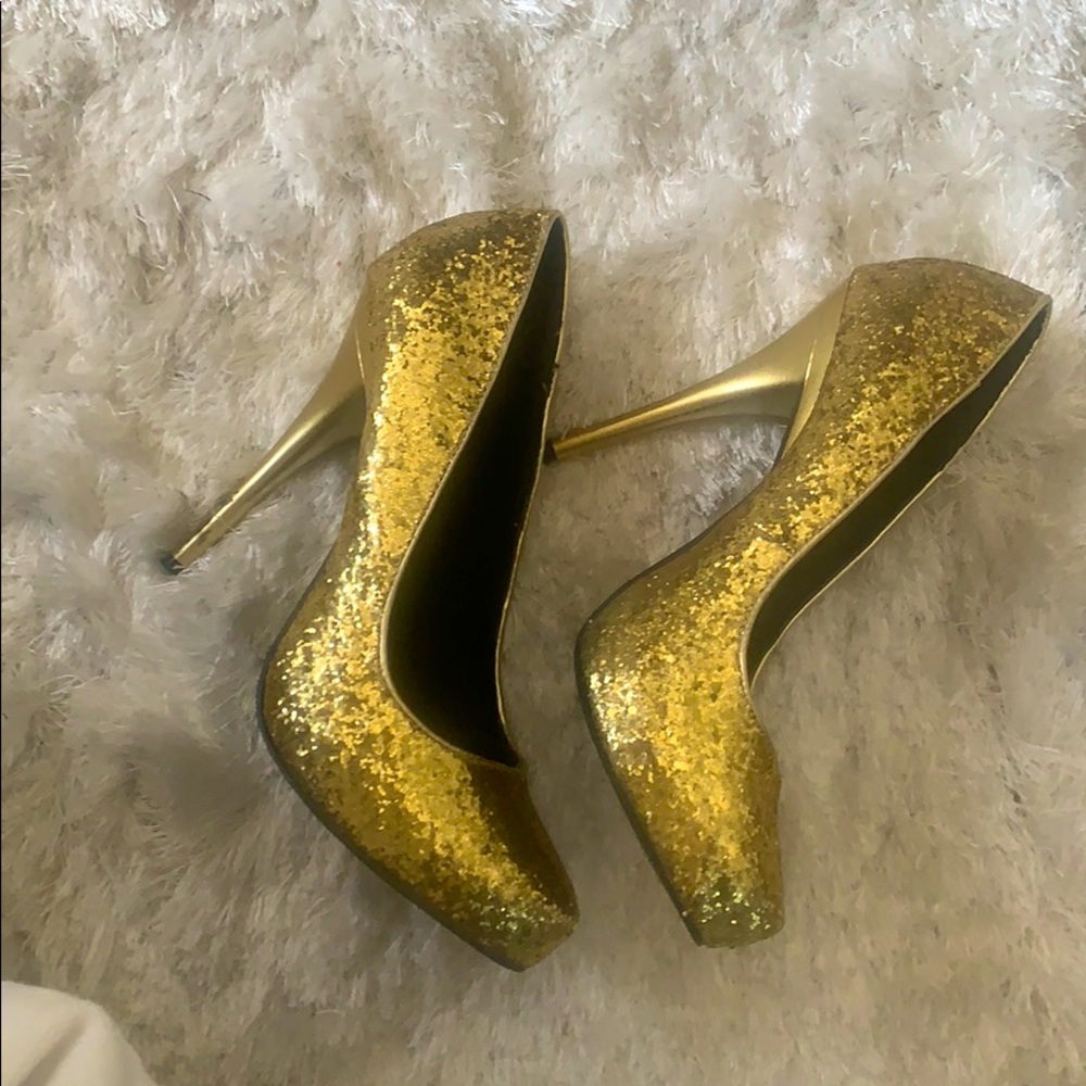 Gold pumps‼️